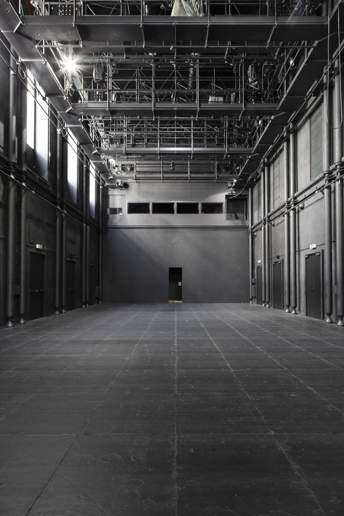 Une photo de la salle du bas. Une boite noire.