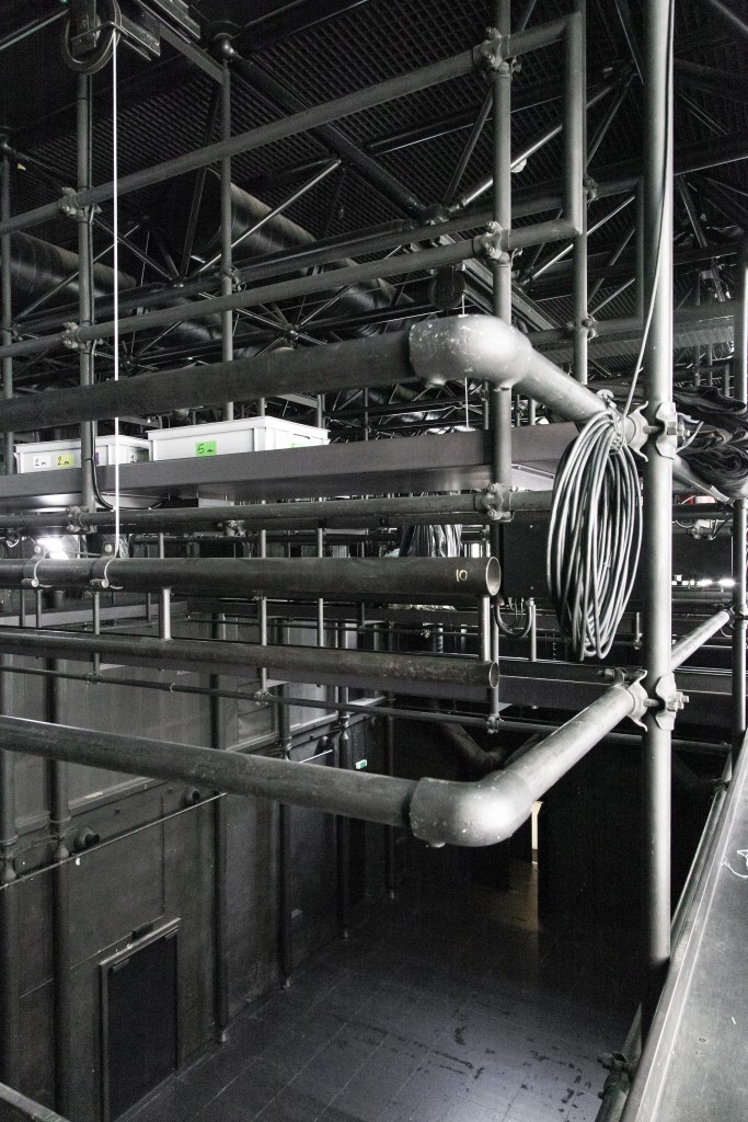 Une photos des perches dans les hauteurs de la salle du bas.
