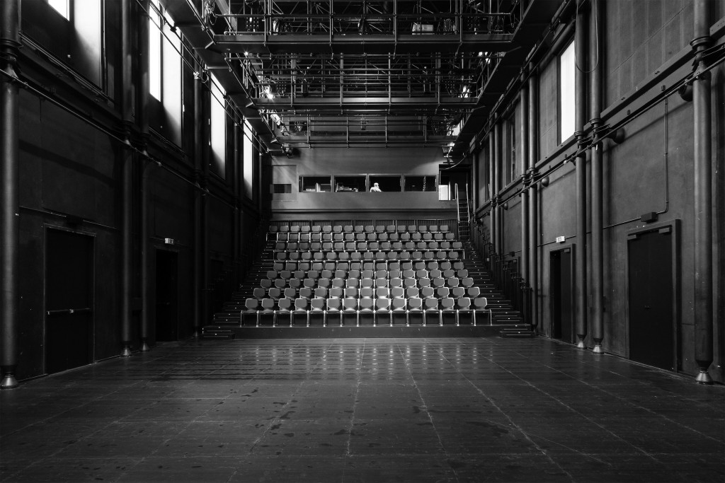 Une photo de la salle du bas depuis le plateau. C'est une boîte noir, les chaises du gradin sont aussi noires.