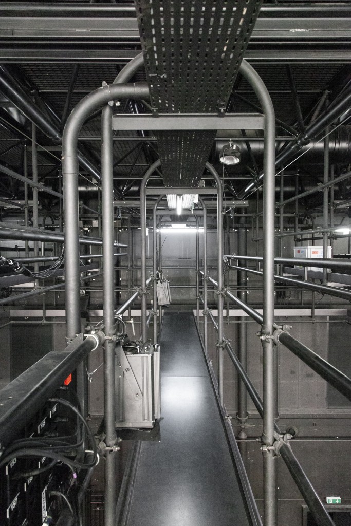 Une photo des paserelles dans les hauteurs de la salle du bas.