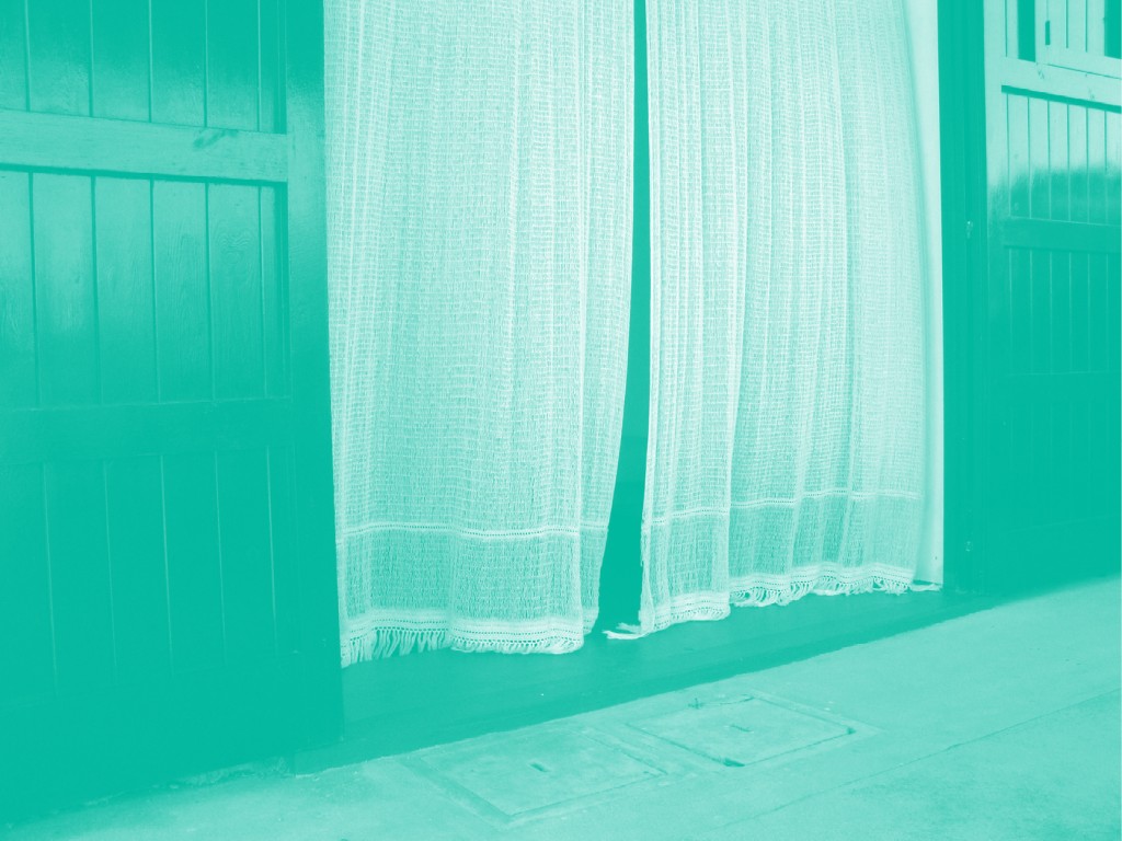 Ce sont des rideaux en train de voler au vent. la photo présente un filtre de couleur.