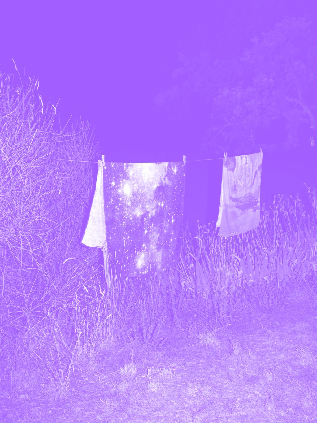 Des serviettes etendues qui volent au vent. La photo a un filtre de couleur.