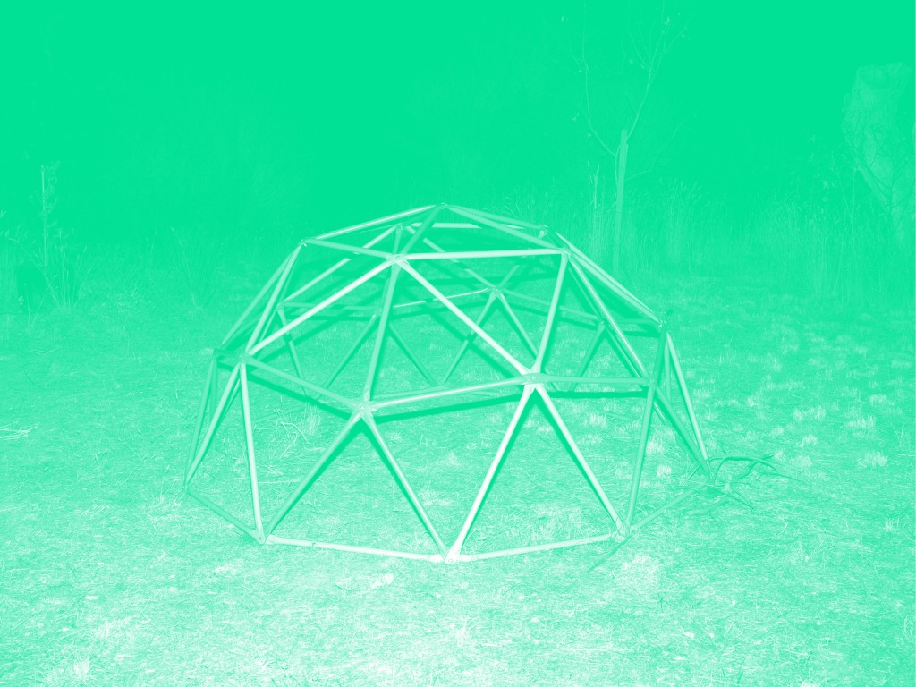 Une structure en métal comme une cupole. La photo a un filtre de couleur.