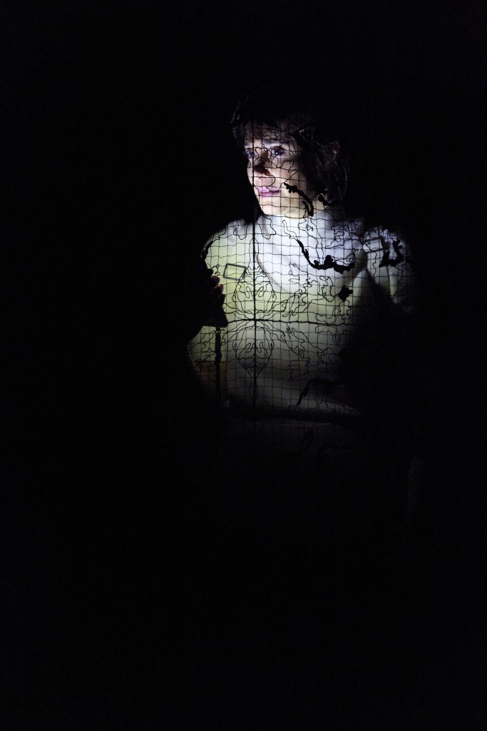 C'est une photo profil de la comédienne Rachel Gordy on voit son image comme projeté sur un mur tel un mapping
