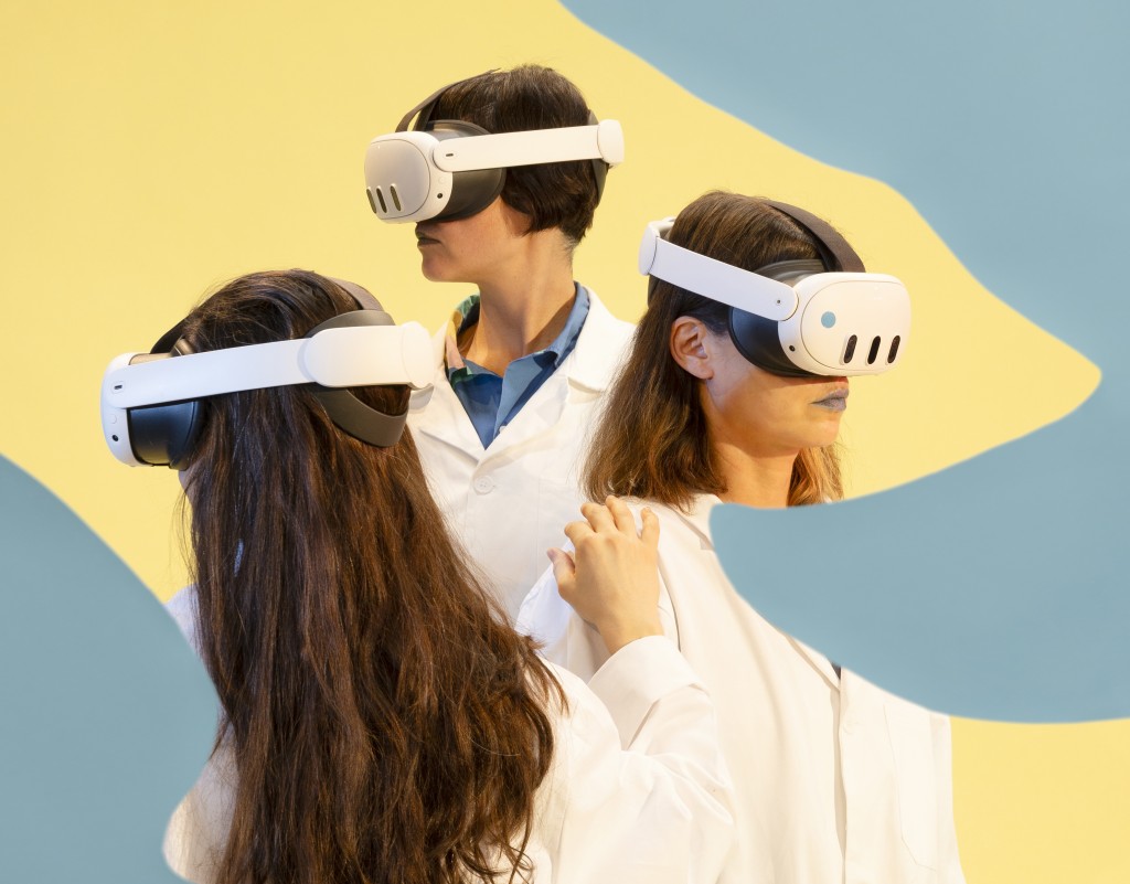 Trois personnes avec un casque de realités virtuelles. Elles portent des blouses blanches.