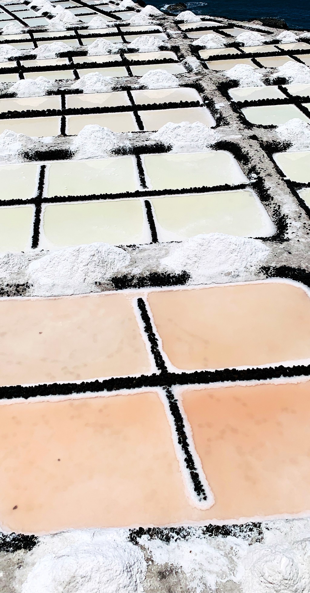 C'est la photo des salines on voit en effet de monticules de sel et des carrées roses et beiges.