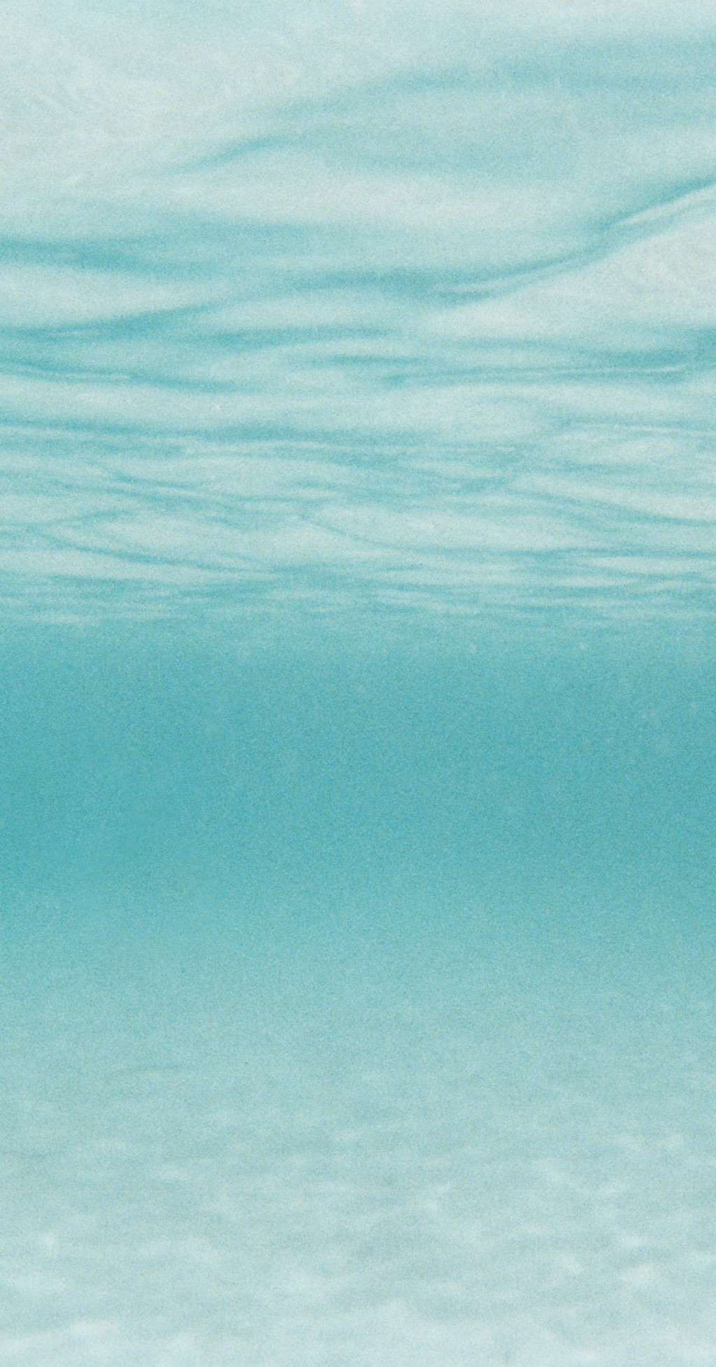 Le fond bleu clair d'une piscine.