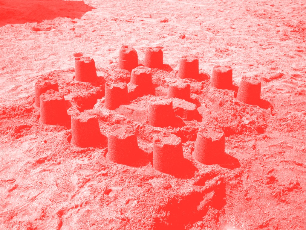 Ce sont des chateaux de sable en rond. L'image a un filtre de couleur.