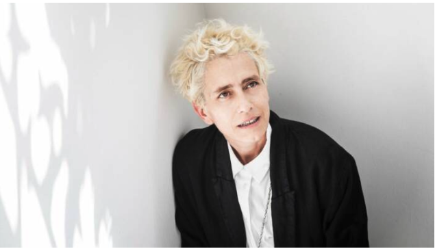C'est la photo de Albertina Carri. Albertina a les cheveux blond clair, une chemise blanche et une veste noire