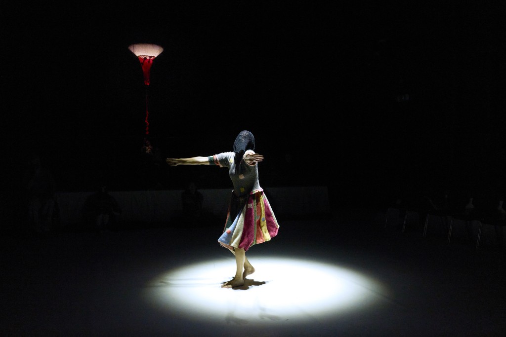 C'est une photo de Caroline de Cornière en train de danser.