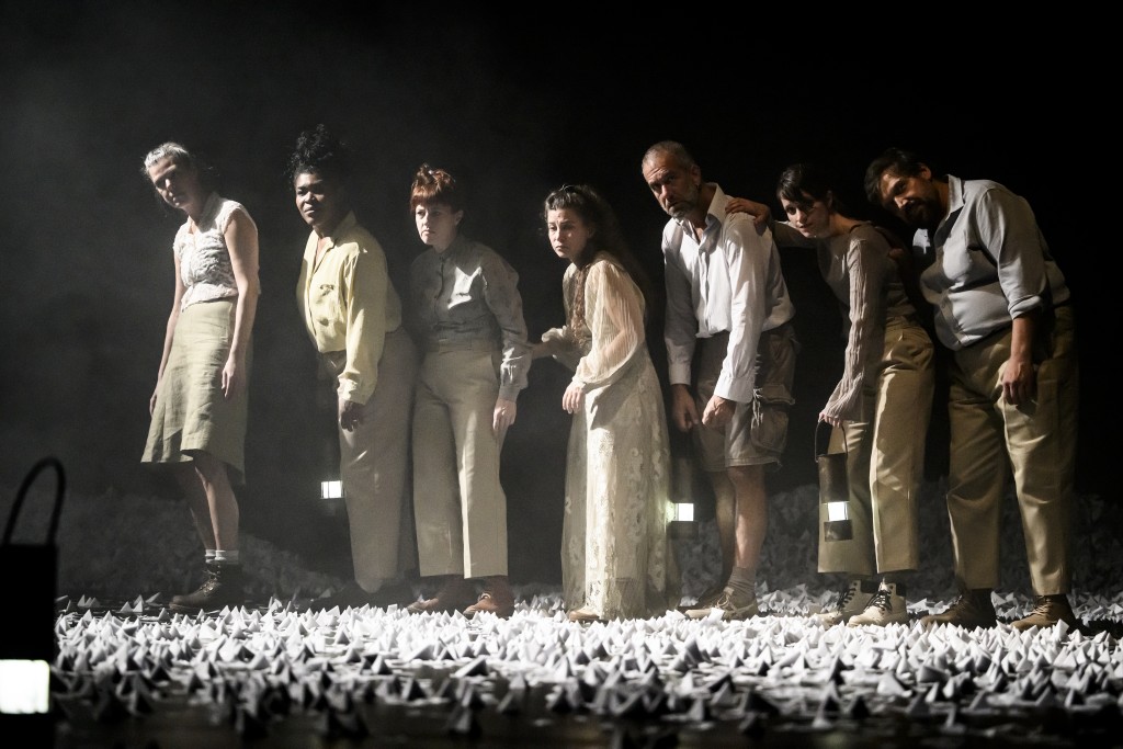 C'est une photo du spectacle Auguste à la mine. Il s'agit d'un groupe de sept personnes, une derrière l'autre dans une ambiance poussieureuse.