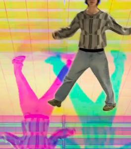 C'est une photo re-travaillée, on voit une personne comme en train de danser. Mais on voit juste sa silhouette dans un espace super colorée. La silhouette est dupliquées en miroir et en couleur.