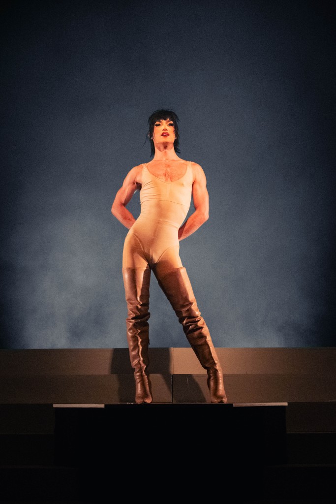 Une personne porte un maillot de bain couleur beige claire et des chausseres à talons avec des lacets jusqu'aux cuisses.