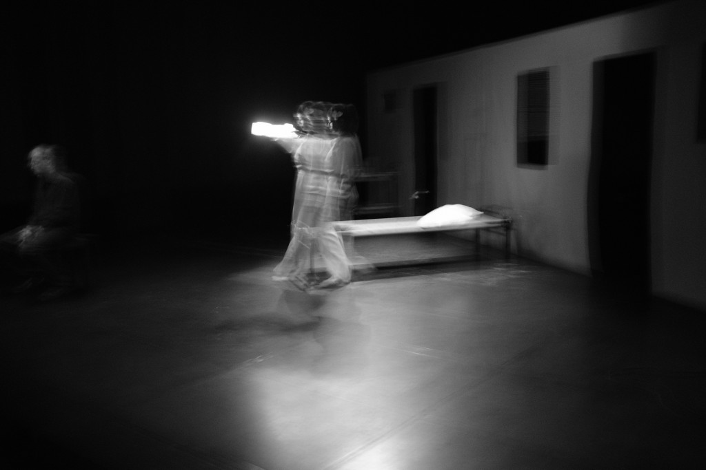 Une photo en noir et blanc on voit une silhouette marcher mais elle est floutée