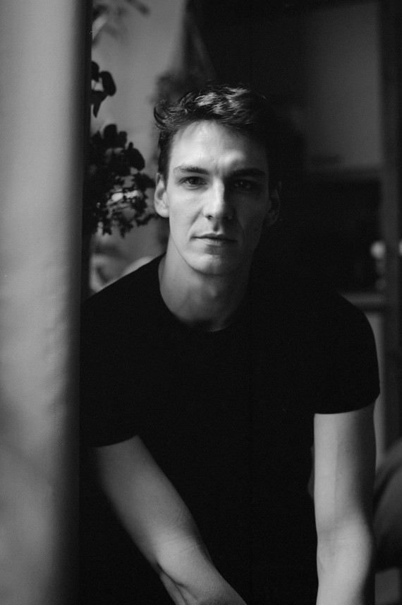C'est une photo de Thibault Lac, la photo est en noir et blanc.