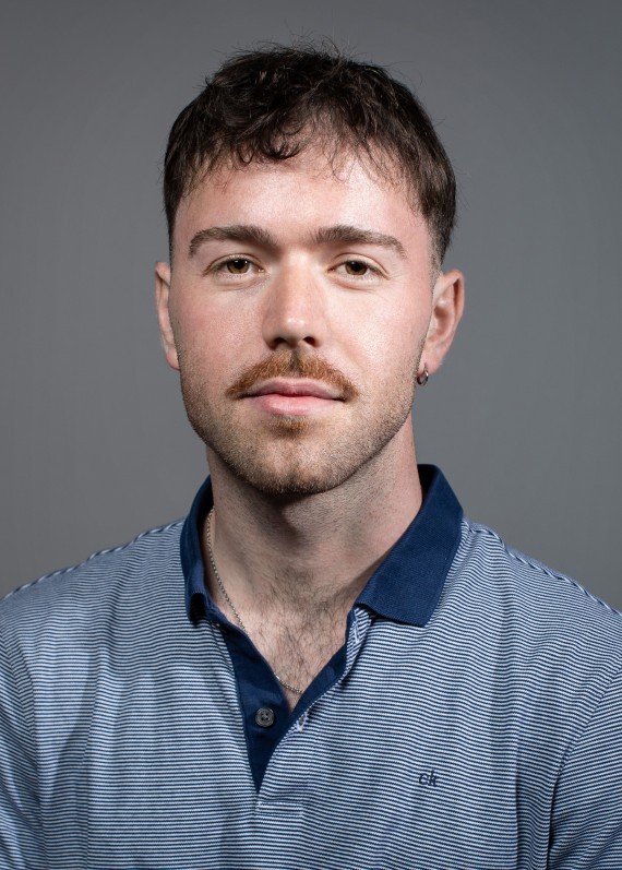 C'est le portrait de Dylan Poletti. Il a les cheveux brun, il porte une polo. Il a une moustache