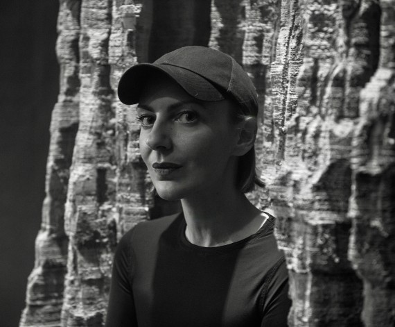 C'est le portrait de Nina Negri, c'est une phot en noir et blanc. Elle porte une casquette et elle a les cheveux courts.